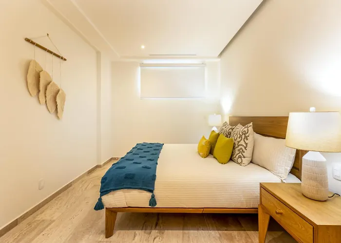 Luxury 2 Bedroom - Oceanview Pool - Gym
