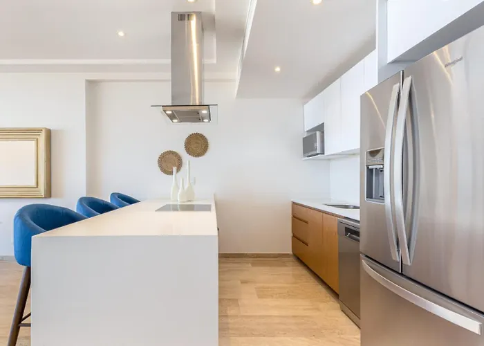 Luxury 2 Bedroom - Oceanview Pool - Gym *