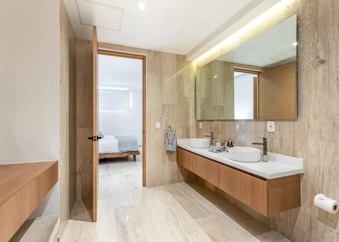 Luxury 2 Bedroom - Oceanview Pool - Gym Holiday home *
